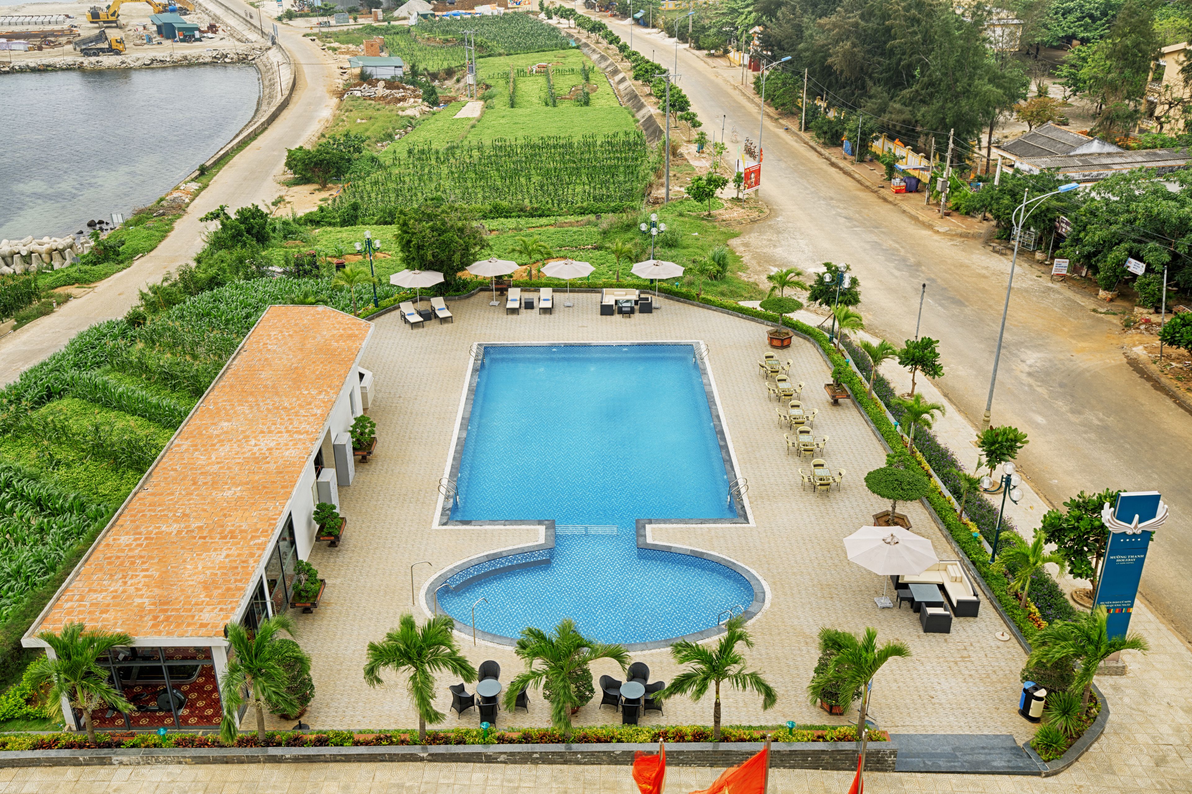 Een buitenzwembad, open van 06.00 uur tot 20.00 uur, en ligstoelen