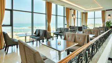 2 bares o lounges, bar junto a la alberca