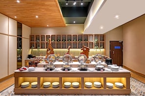 朝食、ランチ、ディナーに営業