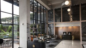 Un interior moderno con ventanas amplias, una barra central y zonas de estar.