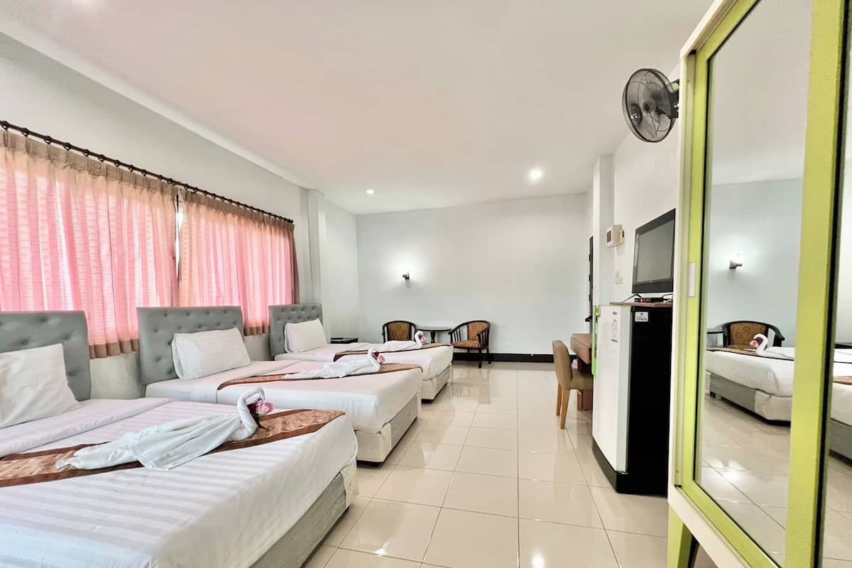 Üç Kişilik Oda | Masa, güneşlik/perde, ücretsiz kablosuz İnternet, çarşaf takımı