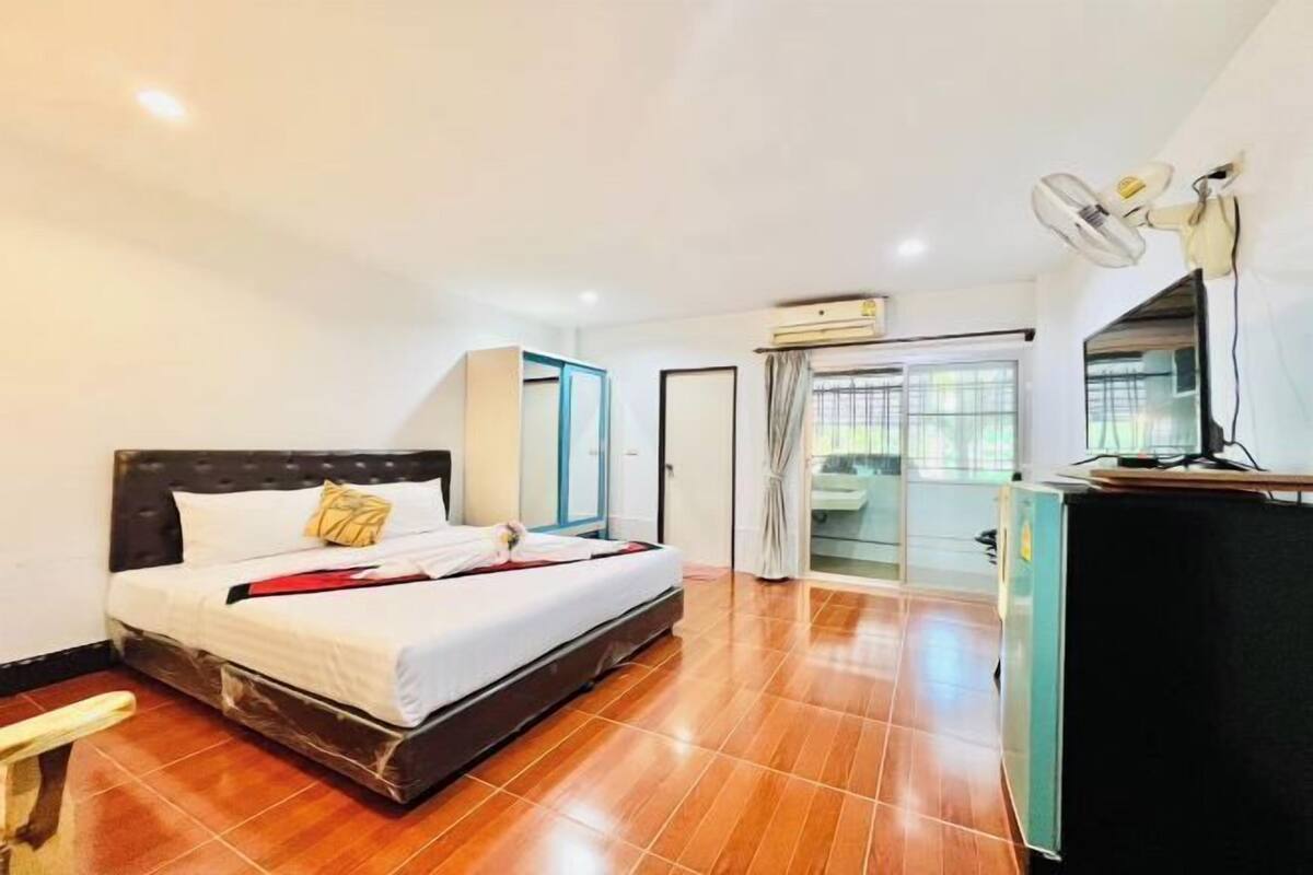 Escritorio, cortinas blackout, wifi gratis y ropa de cama