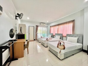 Habitación triple | Escritorio, cortinas opacas, wifi gratis y ropa de cama