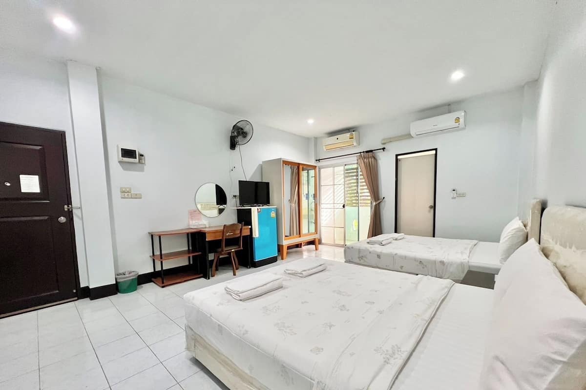 2 Queen Beds Room | Masa, güneşlik/perde, ücretsiz kablosuz İnternet, çarşaf takımı