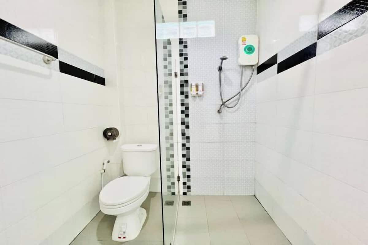 Banyo | Duş, geniş duş başlığı, ücretsiz banyo/kozmetik ürünleri, terlik