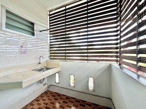 Kamar Triple | Kamar mandi | Shower, pancuran hujan, perlengkapan mandi gratis, dan sandal