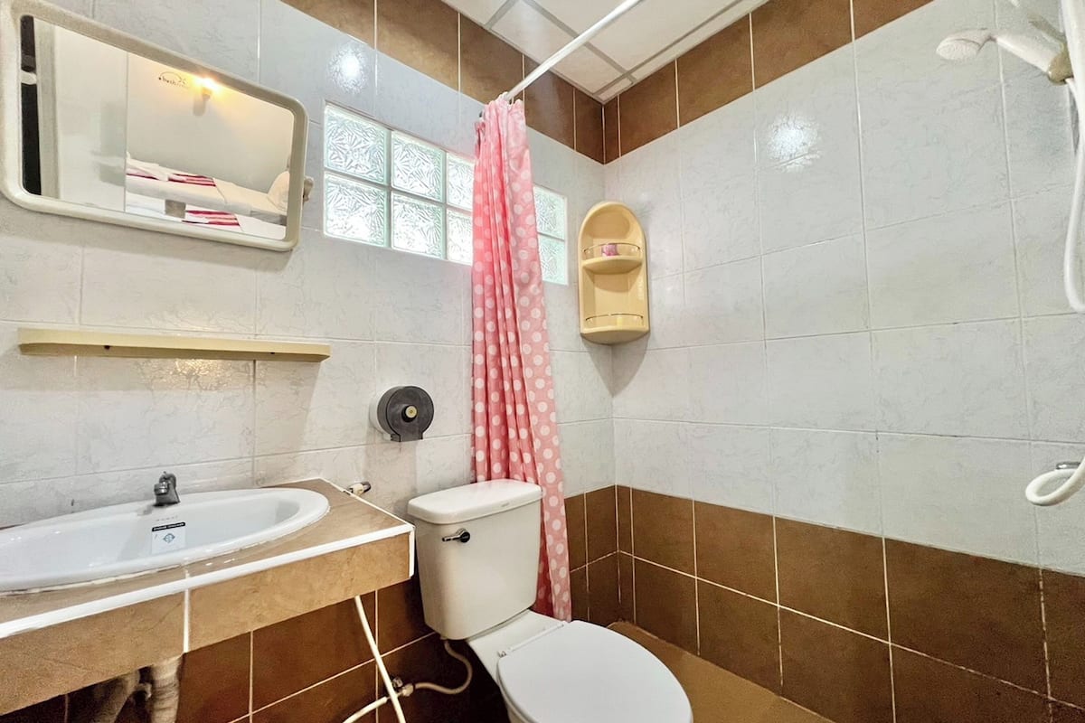 İki Ayrı Yataklı Oda | Banyo | Duş, geniş duş başlığı, ücretsiz banyo/kozmetik ürünleri, terlik