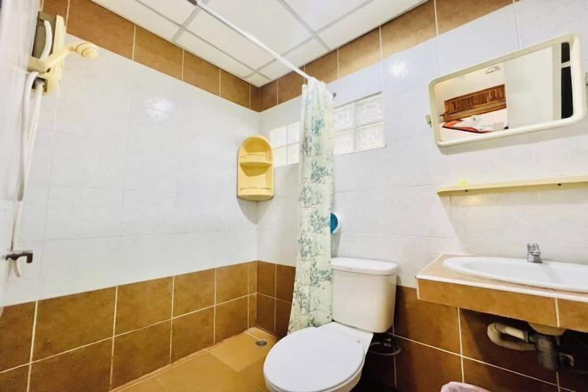 Duş, geniş duş başlığı, ücretsiz banyo/kozmetik ürünleri, terlik