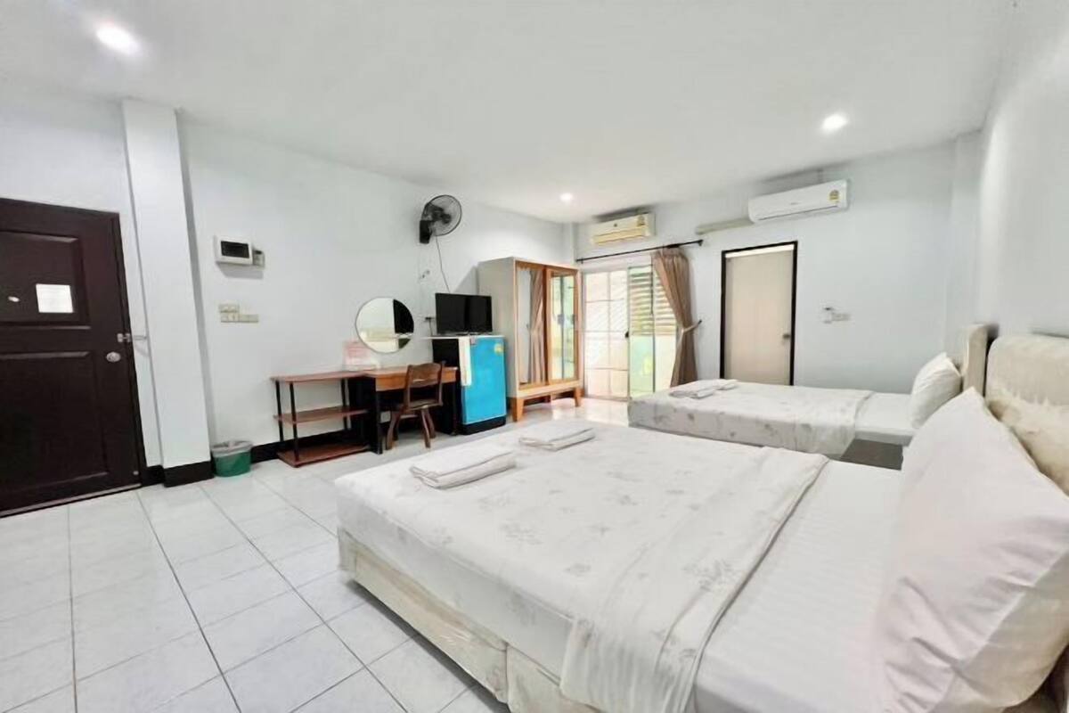 Escritorio, cortinas blackout, wifi gratis y ropa de cama