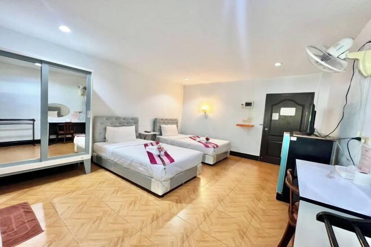 Escritorio, cortinas blackout, wifi gratis y ropa de cama