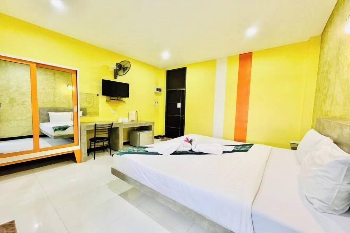 Escritorio, cortinas blackout, wifi gratis y ropa de cama