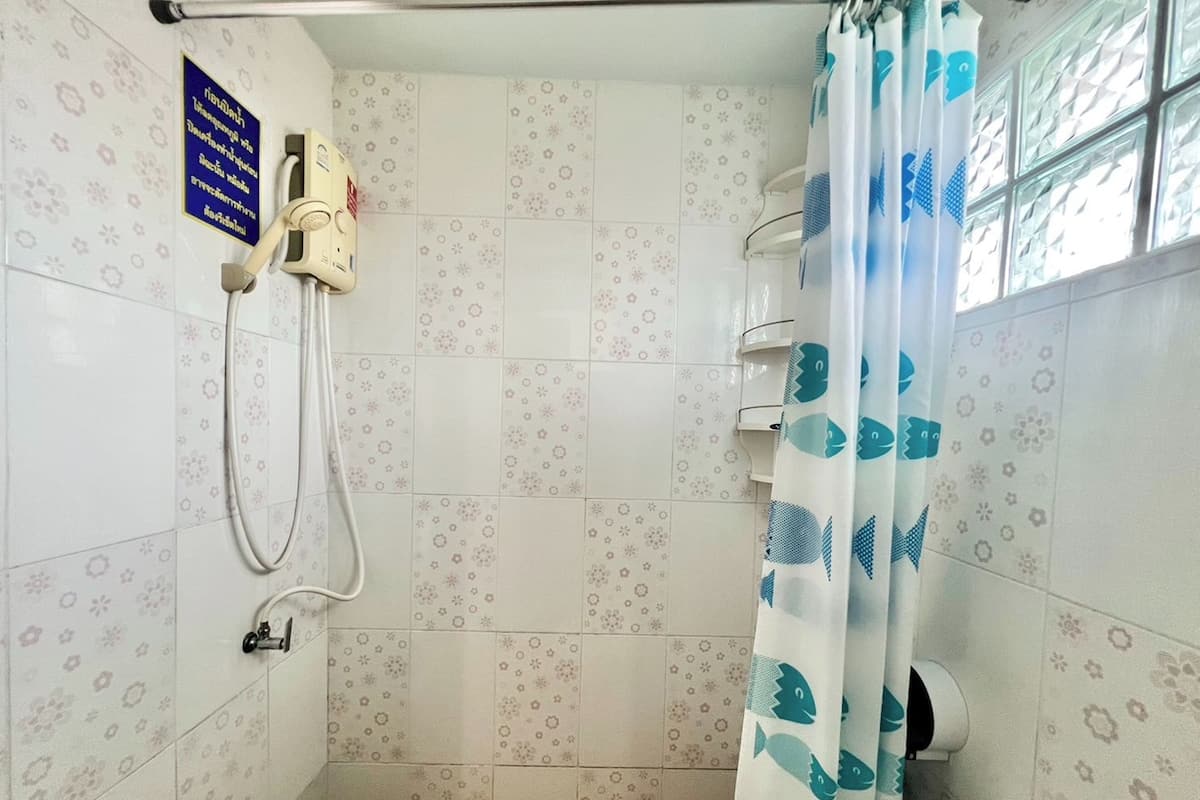 Üç Kişilik Oda | Banyo | Duş, geniş duş başlığı, ücretsiz banyo/kozmetik ürünleri, terlik