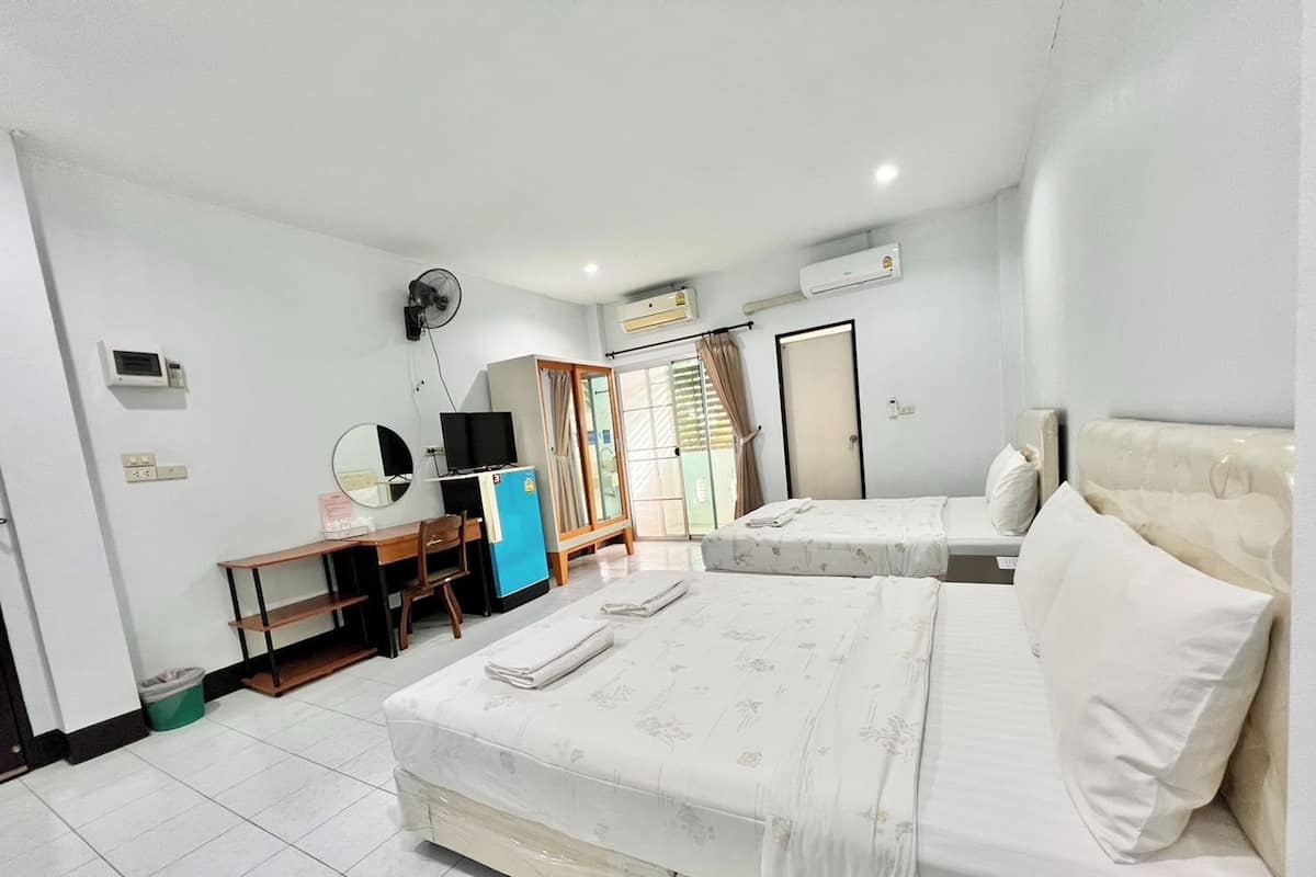 2 Queen Beds Room | Masa, güneşlik/perde, ücretsiz kablosuz İnternet, çarşaf takımı