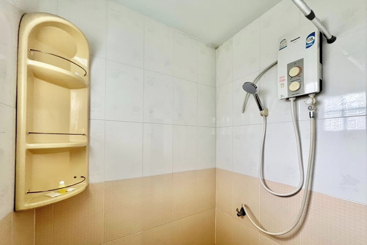 2 Queen Beds Room | Banyo | Duş, geniş duş başlığı, ücretsiz banyo/kozmetik ürünleri, terlik