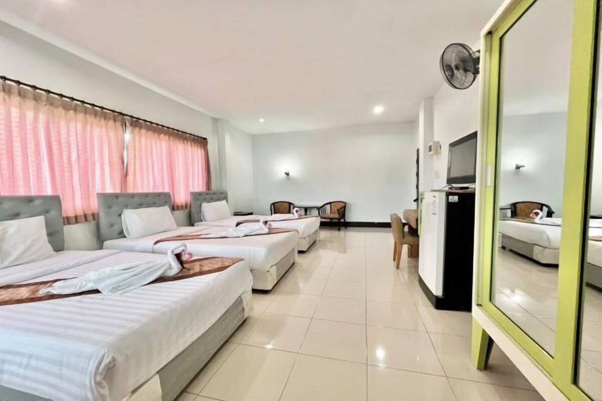 Escritorio, cortinas blackout, wifi gratis y ropa de cama