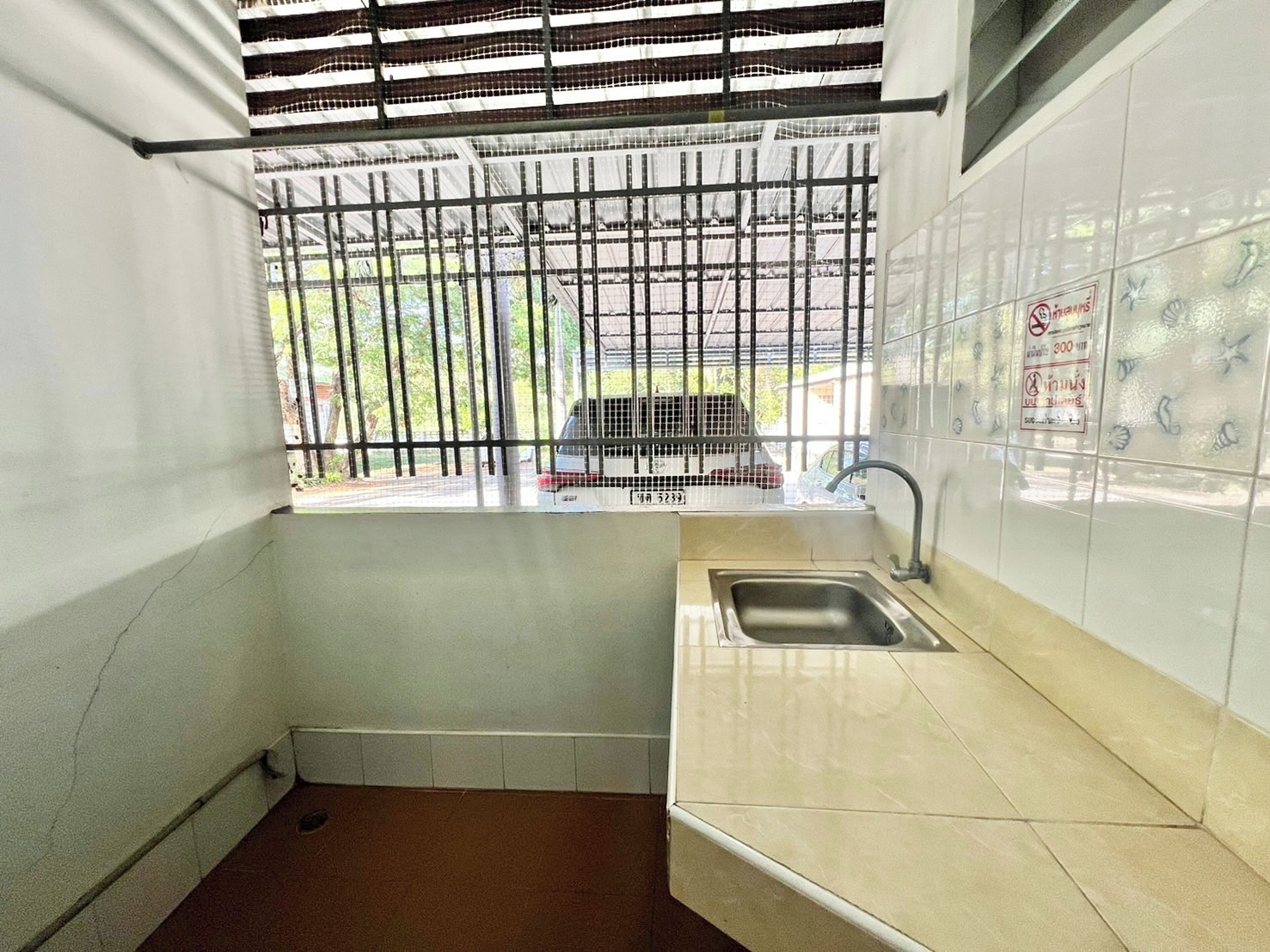 Twin Room | Bathroom | Shower, rainfall showerhead, free toiletries, slippers