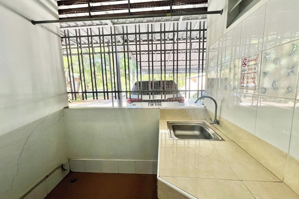Twin Room | Bathroom | Shower, rainfall showerhead, free toiletries, slippers