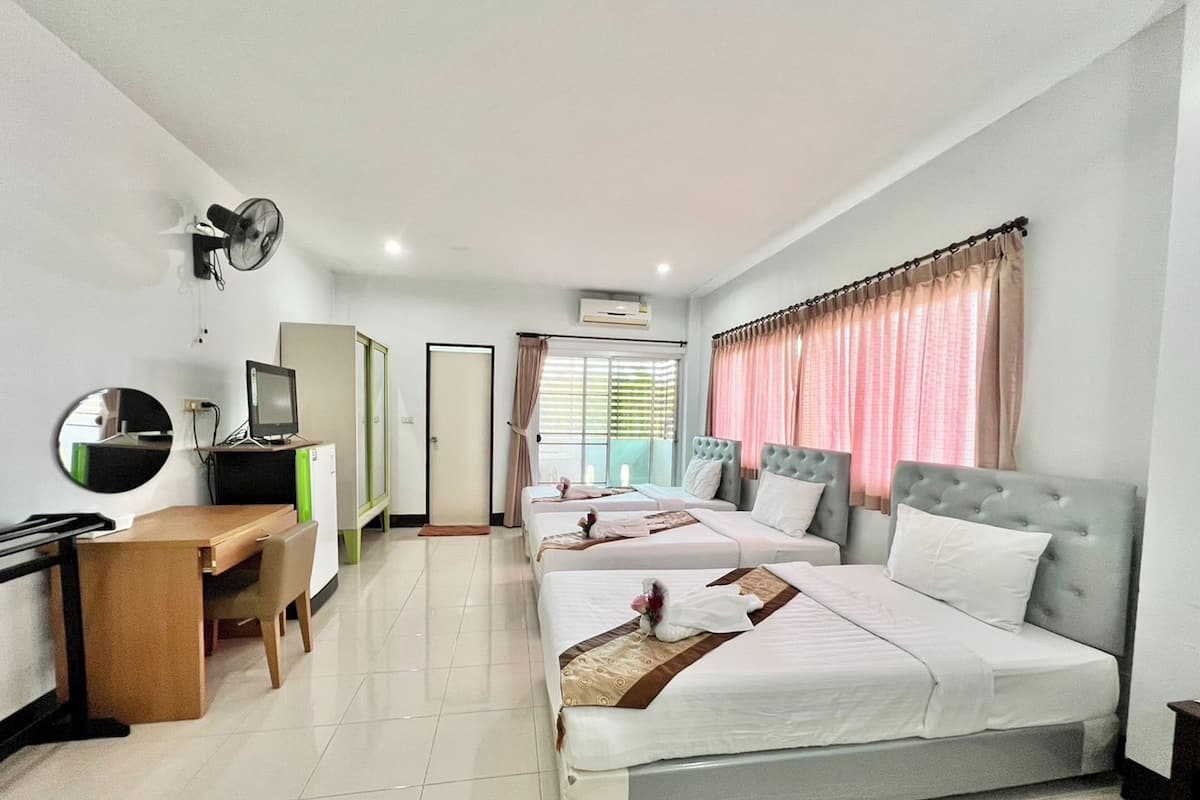 Üç Kişilik Oda | Masa, güneşlik/perde, ücretsiz kablosuz İnternet, çarşaf takımı