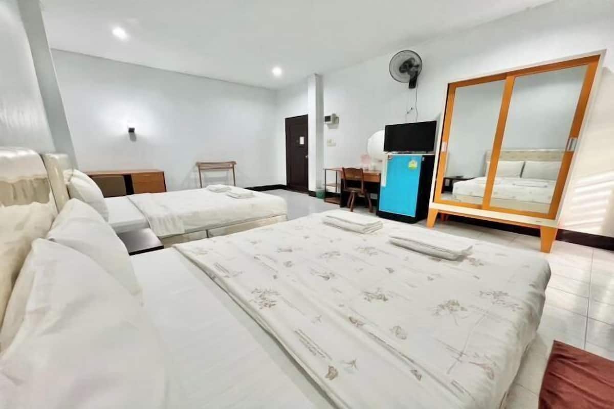 Masa, güneşlik/perde, ücretsiz kablosuz İnternet, çarşaf takımı