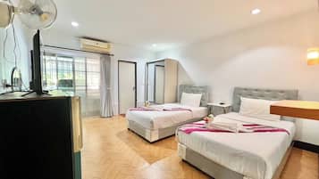 Habitación con 2 camas individuales | Escritorio, cortinas blackout, wifi gratis y ropa de cama