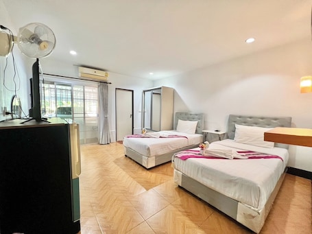 Escritorio, cortinas blackout, wifi gratis y ropa de cama