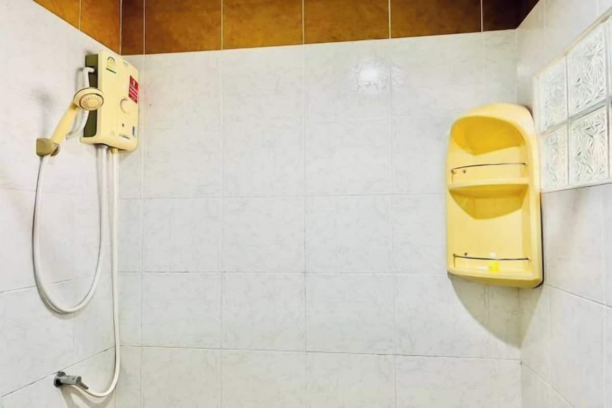 Duş, geniş duş başlığı, ücretsiz banyo/kozmetik ürünleri, terlik