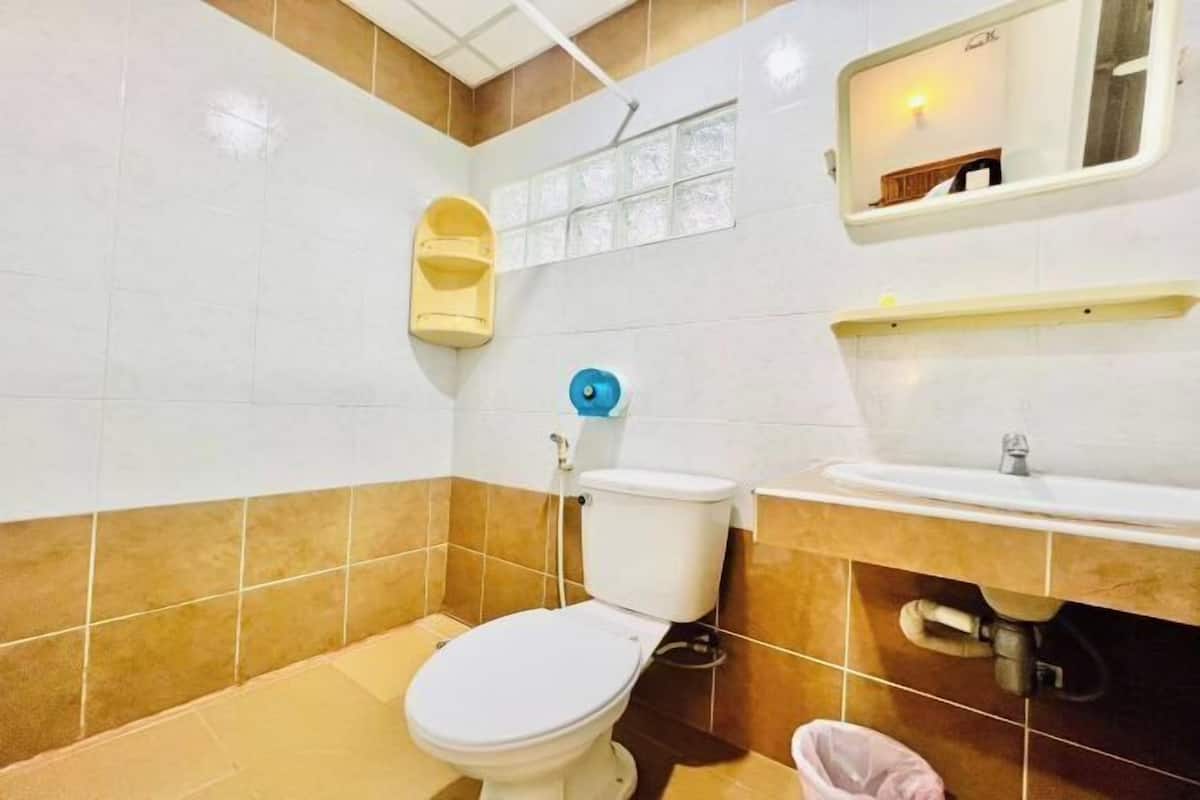 Duş, geniş duş başlığı, ücretsiz banyo/kozmetik ürünleri, terlik