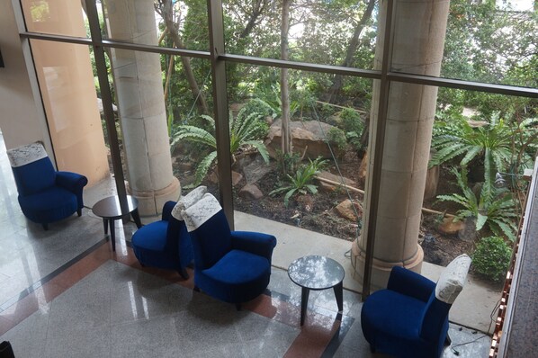 Coin salon dans le hall