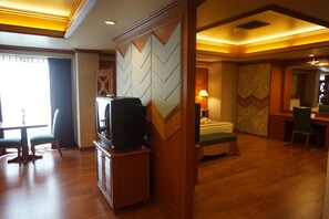 Minibar, in-room safe, desk, free cribs/infant beds - Ban Chiang Hotel (Udon Thani)
