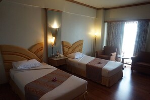 Deluxe Twin Room | Minibar, in-room safe, desk, free cribs/infant beds - Ban Chiang Hotel (Udon Thani)
