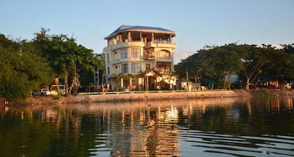 Mandalay Kandawgyi Inn