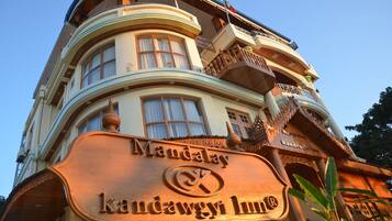 A hotel sign with the name "Kandawgyi Inn".