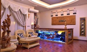 Lobby sitting area - Mandalay Kandawgyi Inn (Mandalay)