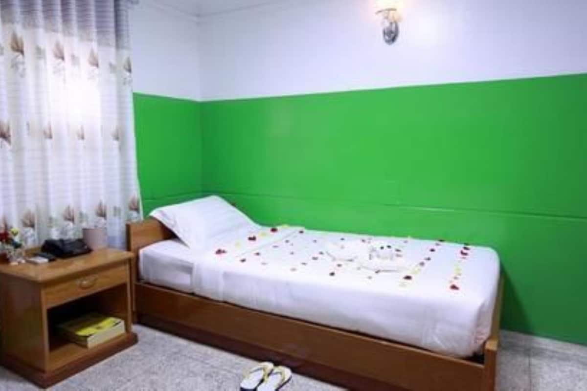 Minibar, in-room safe, desk, WiFi (free)