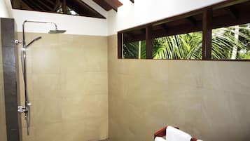 Deluxe Room | Bathroom | Shower, free toiletries, hair dryer, bathrobes
