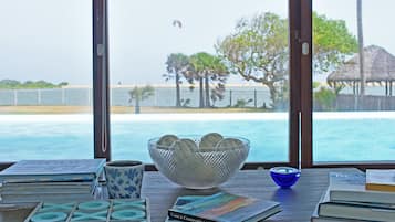 Hồ bơi ngoài trời phục vụ theo mùa, dù/ô trên bãi biển/hồ bơi