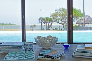 Piscine extérieure (ouverte en saison), parasols de plage