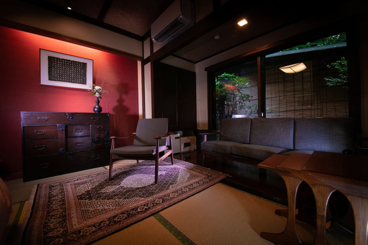 Antique Room, SHU | 1 bedroom, in-room safe, free WiFi, bed sheets