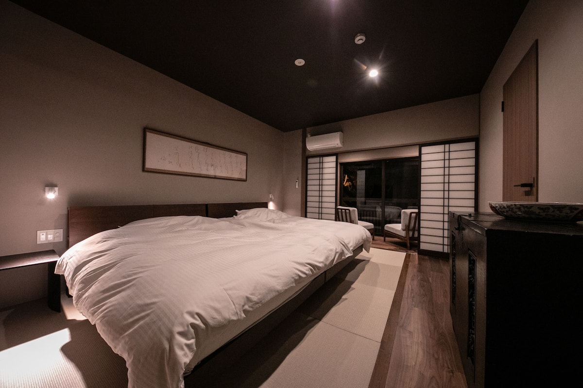 Deluxe Room, Mountain View | 1 bedroom, in-room safe, free WiFi, bed sheets