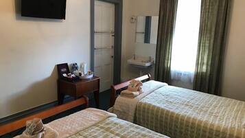 Habitación con 2 camas individuales | Caja de seguridad en la habitación y tabla de planchar con plancha