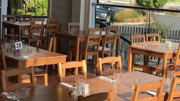 2 Restaurants; Frühstück, Mittagessen und Abendessen werden serviert