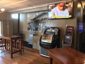 2 bars/lounges