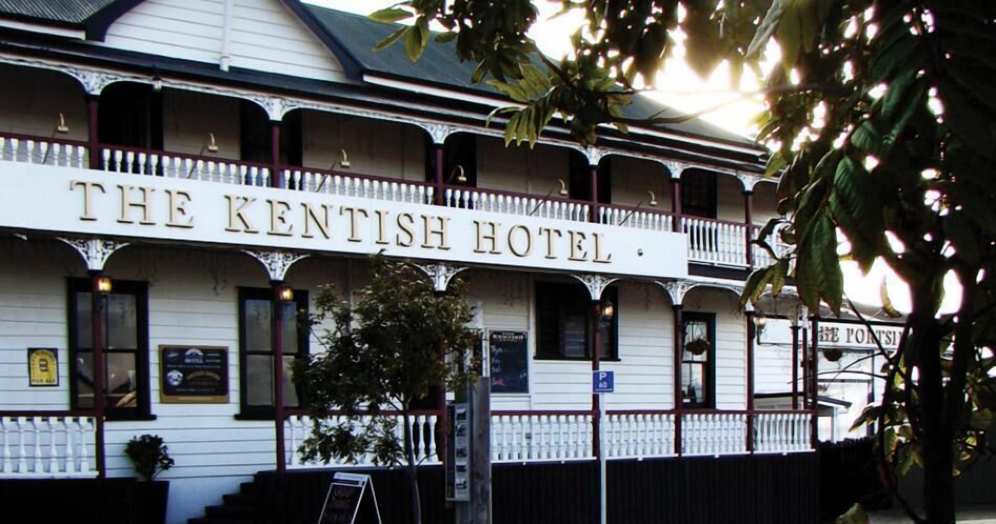 L’hôtel Kentish, reconnaissable à son enseigne imposante, à ses nombreux balcons et à son style architectural traditionnel.