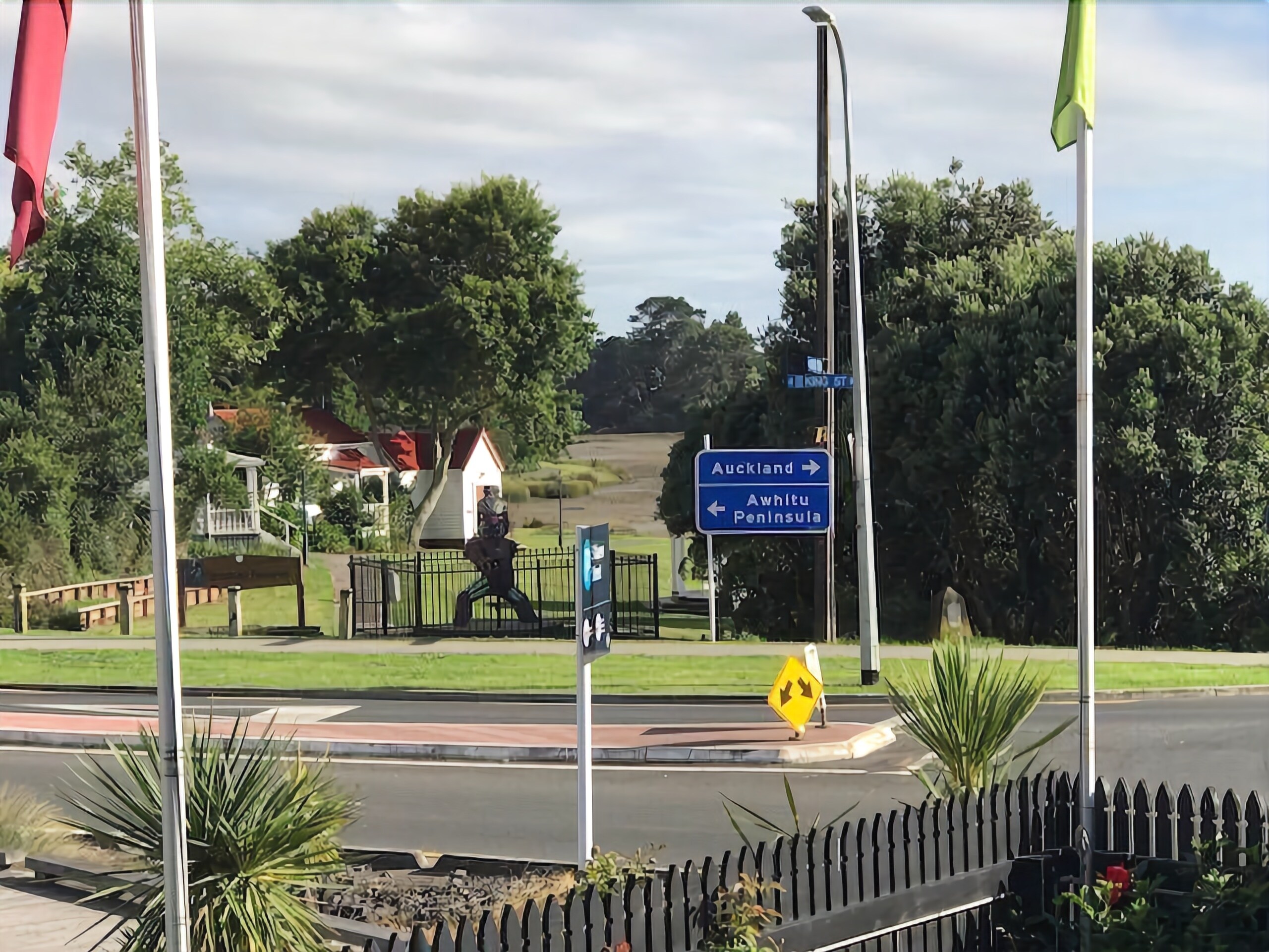 Vejskilte der viser vejen til Auckland og Awhitu Halvø.