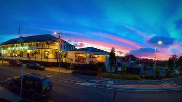 Vista frontal de la propiedad por la tarde o noche