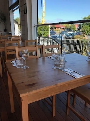 2 restaurants, breakfast, lunch, dinner served; Mediterranean cuisine - The Kentish Hotel (Waiuku)