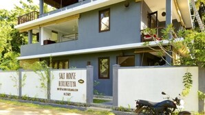Un edificio de dos pisos con un letrero que dice 'Salt House Hirike Tiya'.