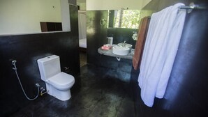 Un baño moderno con inodoro, bidé y lavamanos.