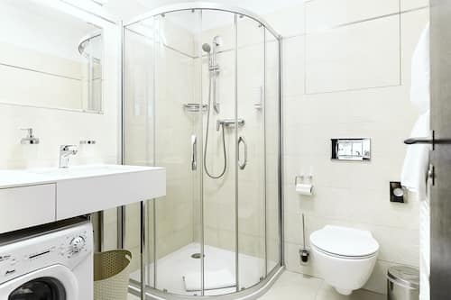 City Studio, 1 Queen Bed, Kitchenette (Attic) | Bathroom