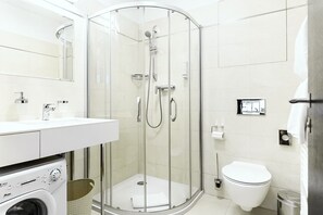 Estudio City, 1 cama de matrimonio, cocina básica (Attic) | Baño | Ducha, artículos de higiene personal gratuitos y secador de pelo